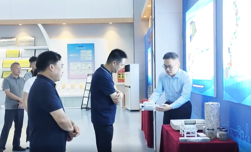平顶山舞钢公路事业发展中心专家领导一行，今天莅临许昌考察交流德通路面再生技术。